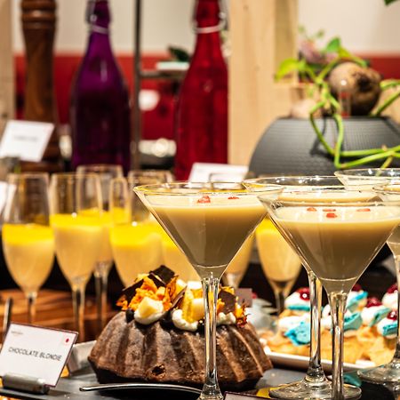 Mercure Hyderabad Kcp Banjara Hills, An Accor Hotel Zewnętrze zdjęcie A dessert buffet