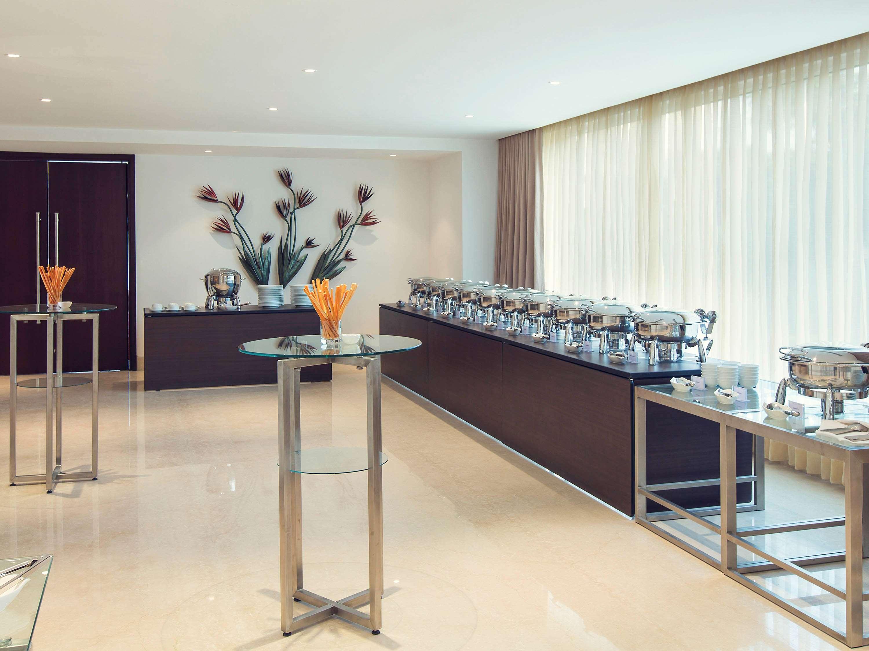 Mercure Hyderabad Kcp Banjara Hills, An Accor Hotel Zewnętrze zdjęcie A buffet at a hotel