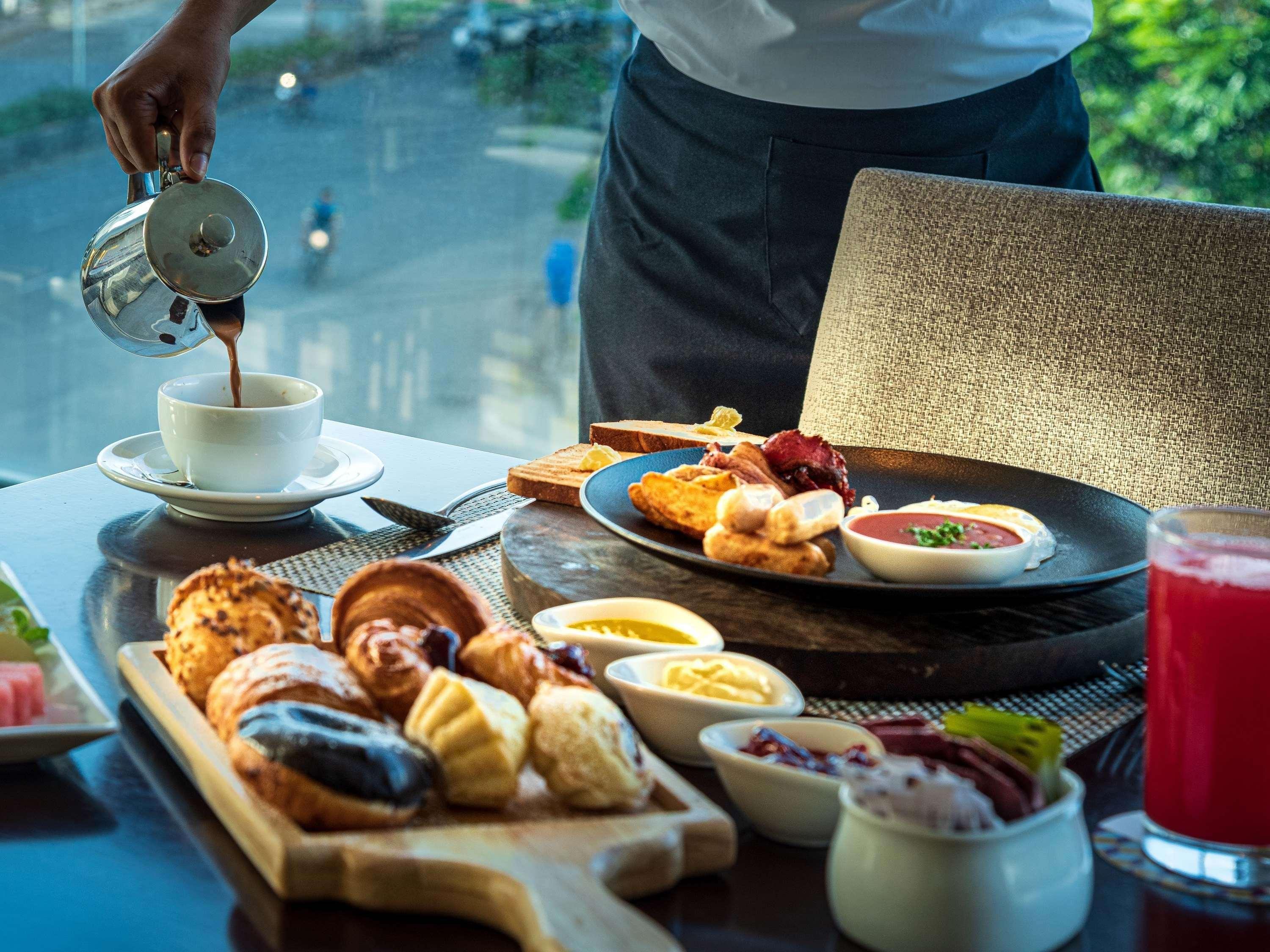 Mercure Hyderabad Kcp Banjara Hills, An Accor Hotel Zewnętrze zdjęcie A breakfast at the hotel