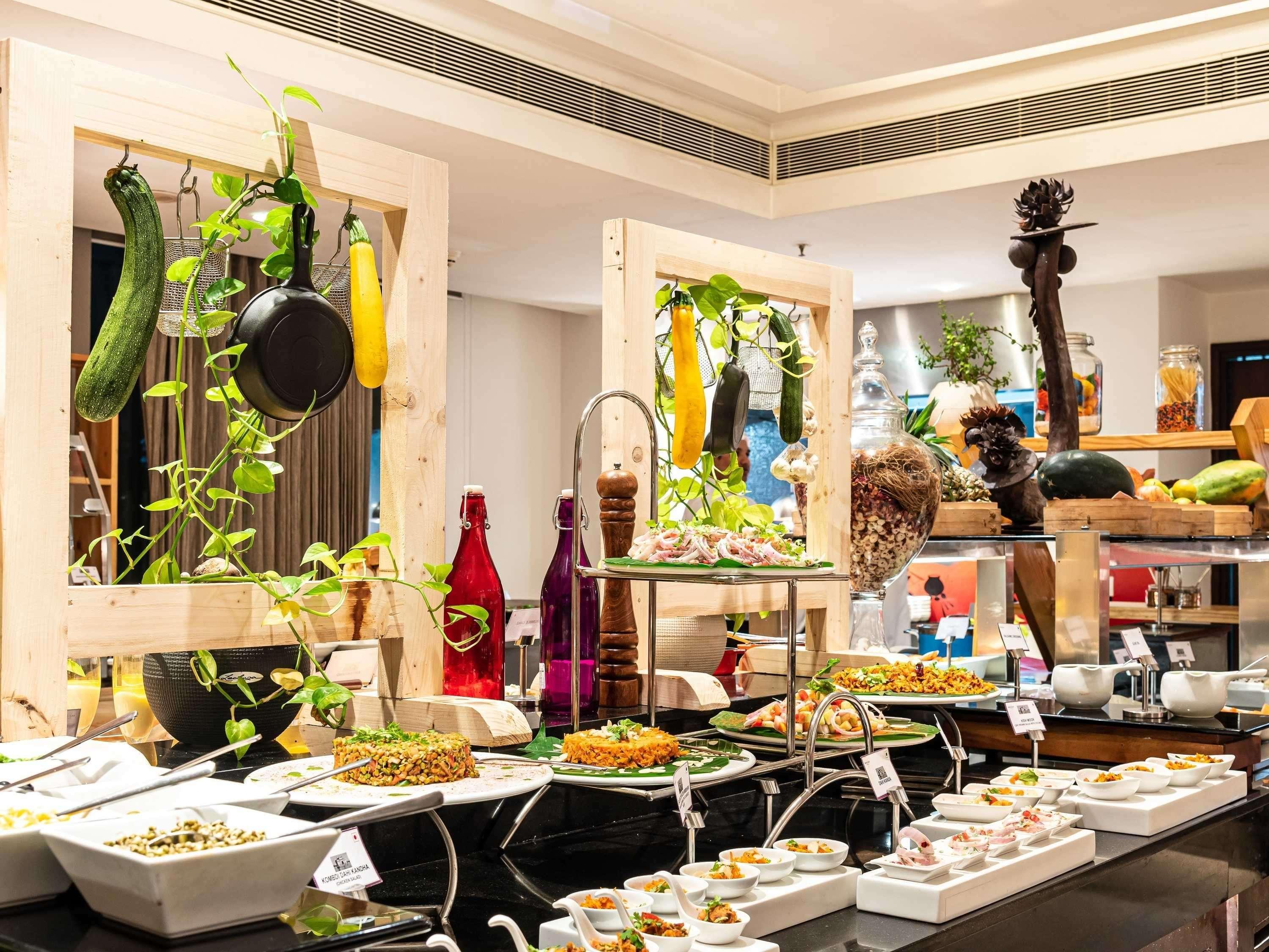Mercure Hyderabad Kcp Banjara Hills, An Accor Hotel Zewnętrze zdjęcie A buffet at a hotel
