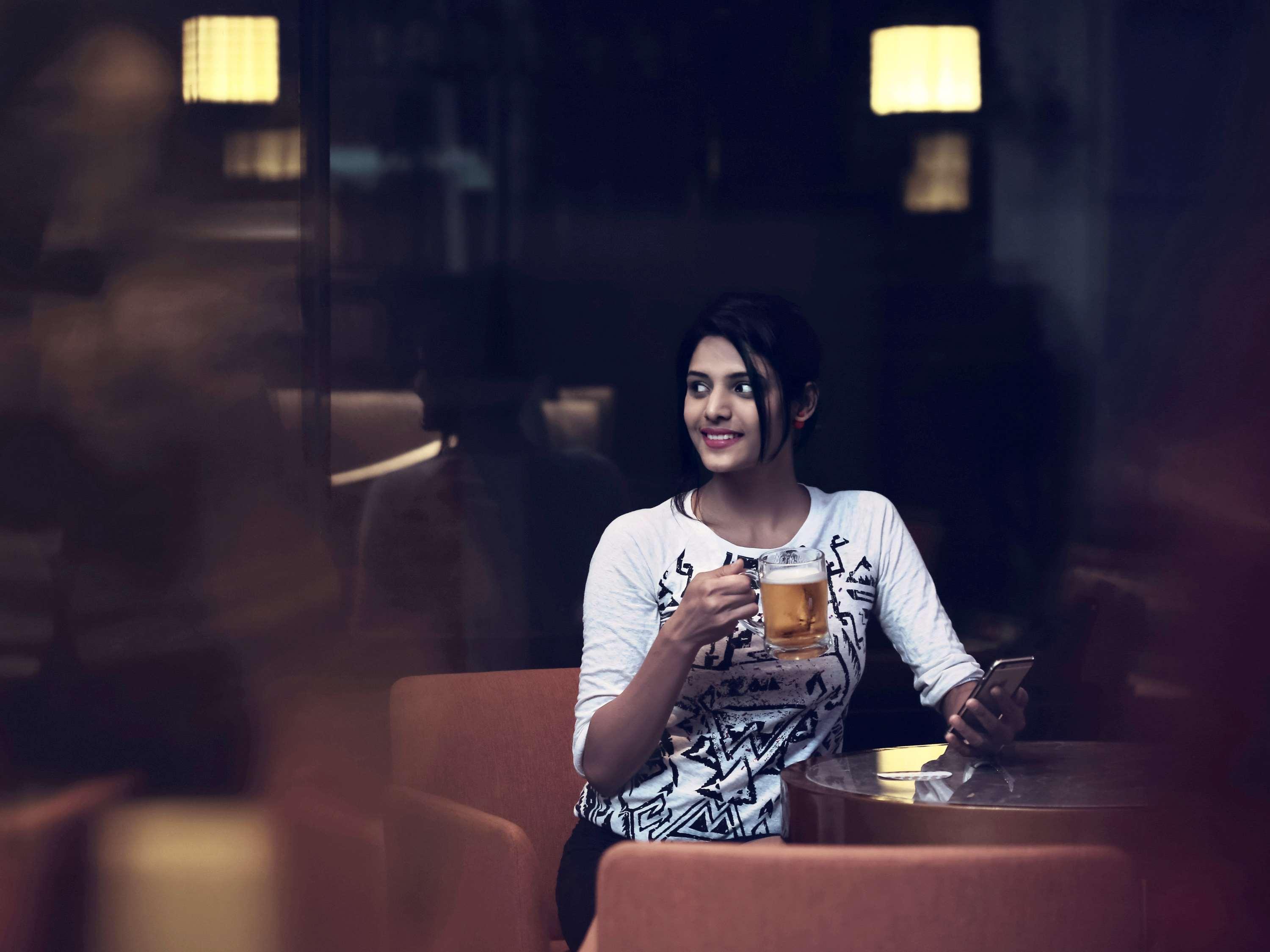 Mercure Hyderabad Kcp Banjara Hills, An Accor Hotel Zewnętrze zdjęcie A woman drinking beer