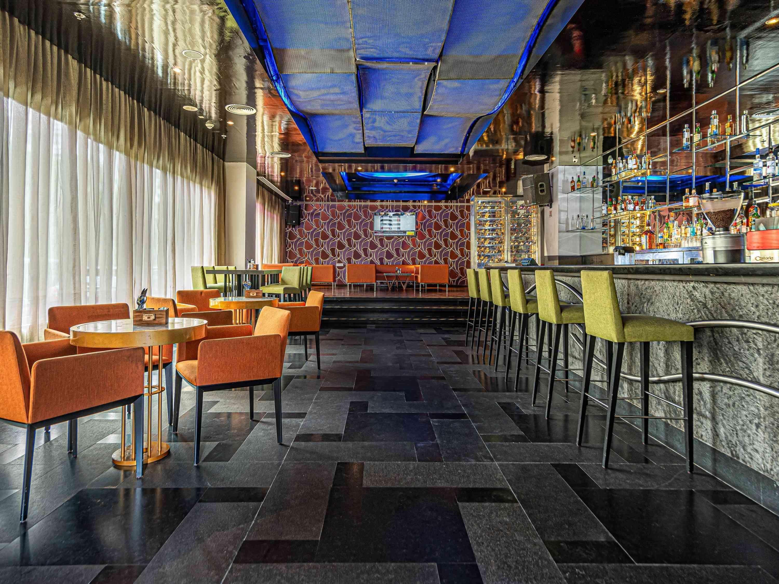 Mercure Hyderabad Kcp Banjara Hills, An Accor Hotel Zewnętrze zdjęcie The bar at the 101 bar