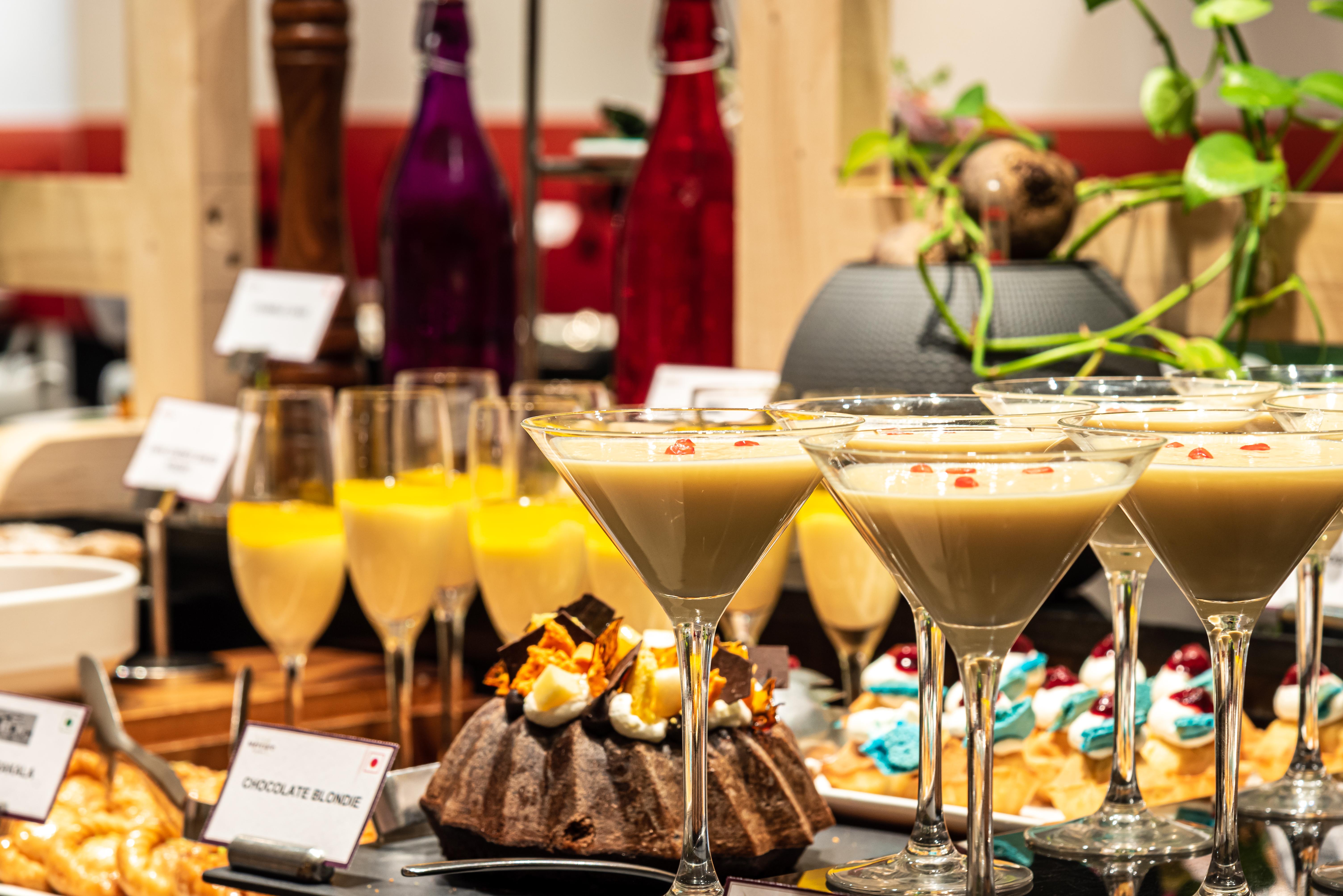 Mercure Hyderabad Kcp Banjara Hills, An Accor Hotel Zewnętrze zdjęcie A dessert buffet