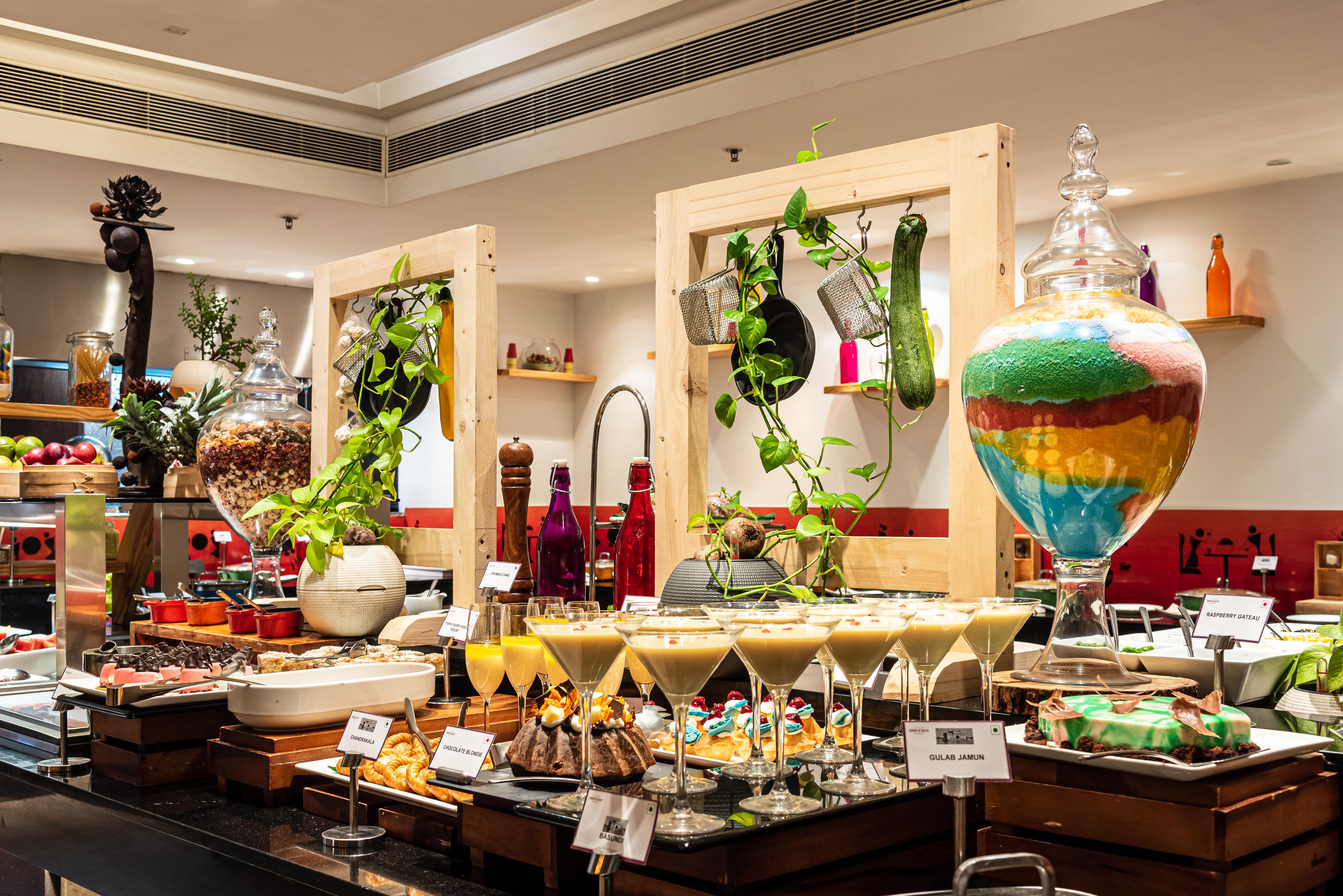 Mercure Hyderabad Kcp Banjara Hills, An Accor Hotel Zewnętrze zdjęcie A dessert buffet at a hotel in India