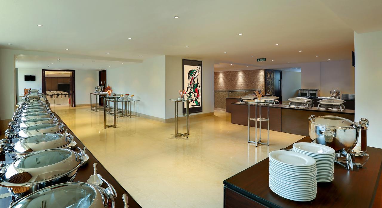 Mercure Hyderabad Kcp Banjara Hills, An Accor Hotel Zewnętrze zdjęcie The interior of the lounge