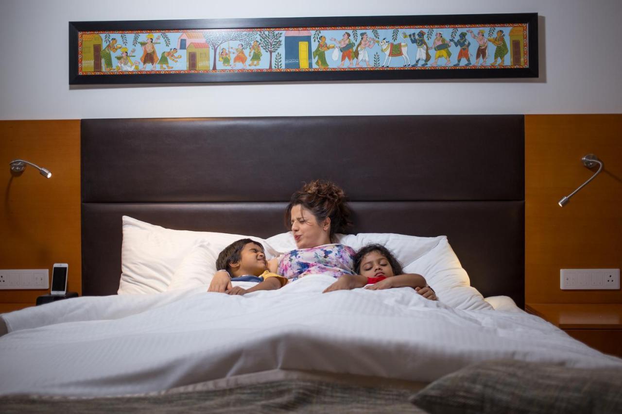 Mercure Hyderabad Kcp Banjara Hills, An Accor Hotel Zewnętrze zdjęcie A mother and her two children in a hotel room